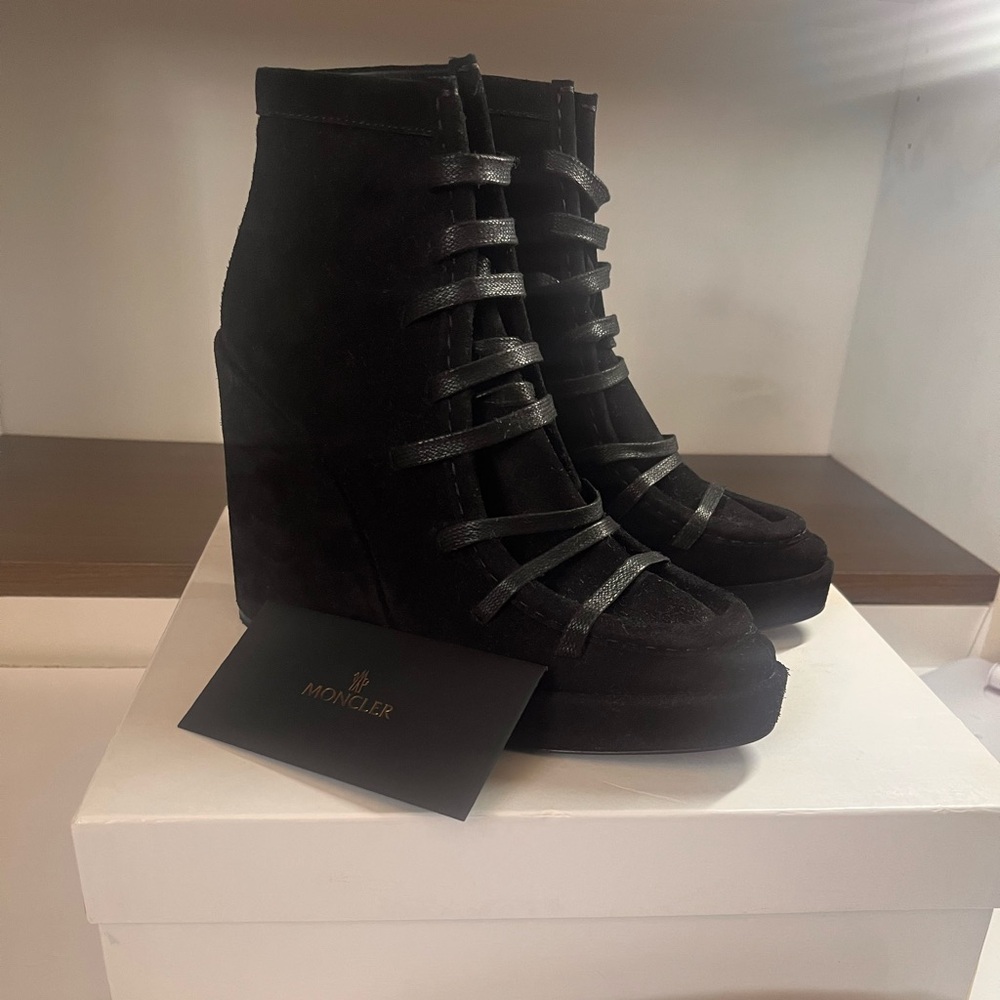 ✨ Moncler Suzanne Lace-Up Boots ✨
Brand new in box • Size 39 • Ships in 1 day